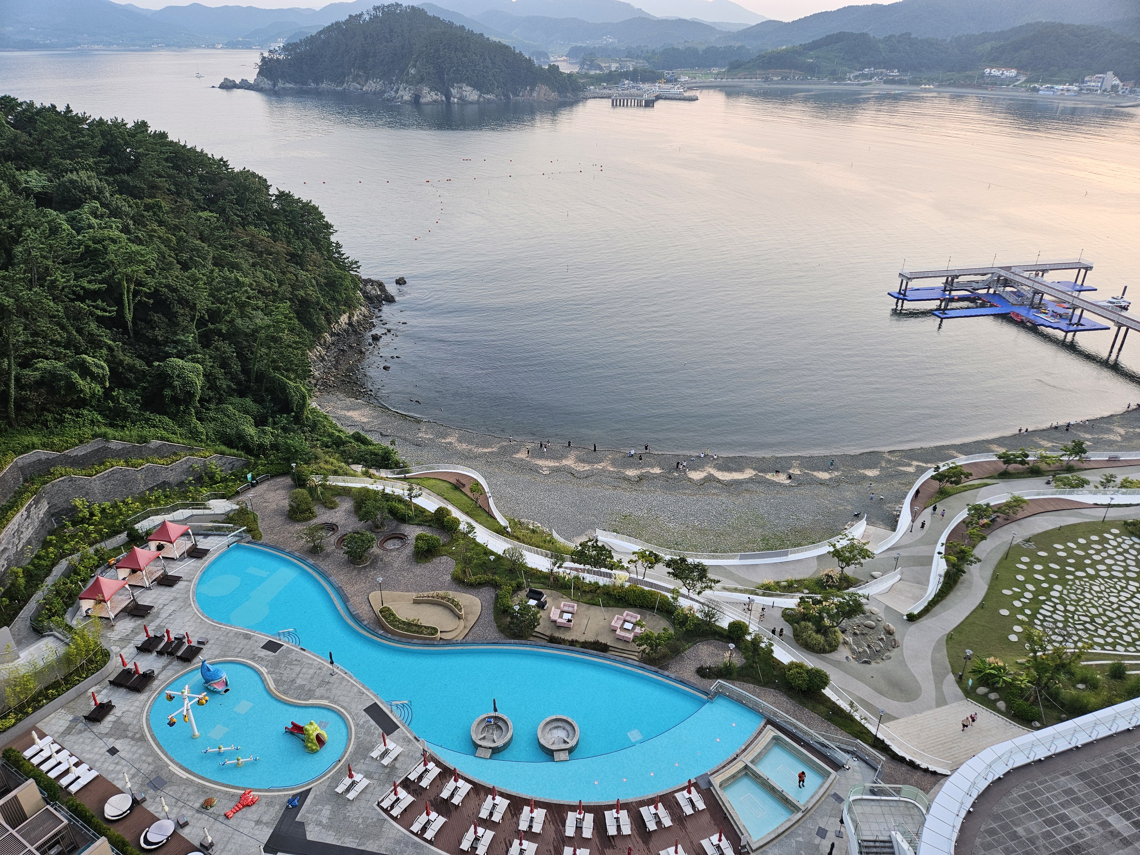 몽돌해변과 수영장