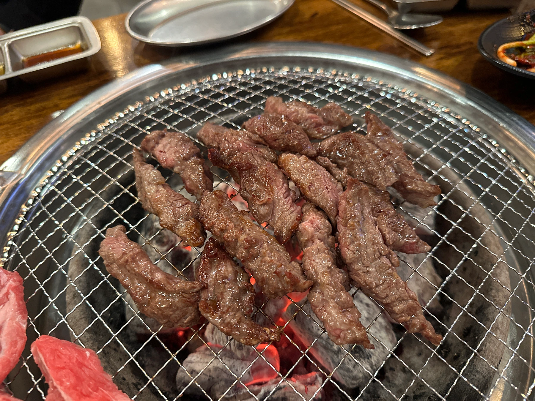 속초갈풍집-갈빗살이-맛있게-숯불에-익고있다