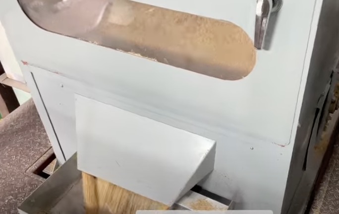 대형 정미소 위생상태 실체 바닥에다 뿌려버리는 벼.