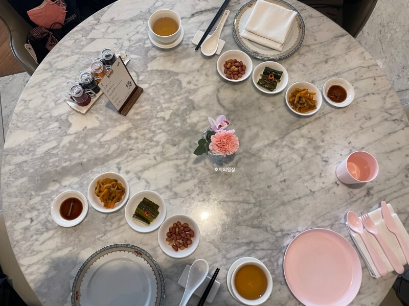 SMT 차이나룸 몬드리안 호텔점 - 기본 밑반찬 세팅