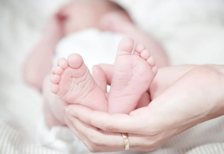 출산지원금 제도 설명을 위한 아기 출생 상징 이미지