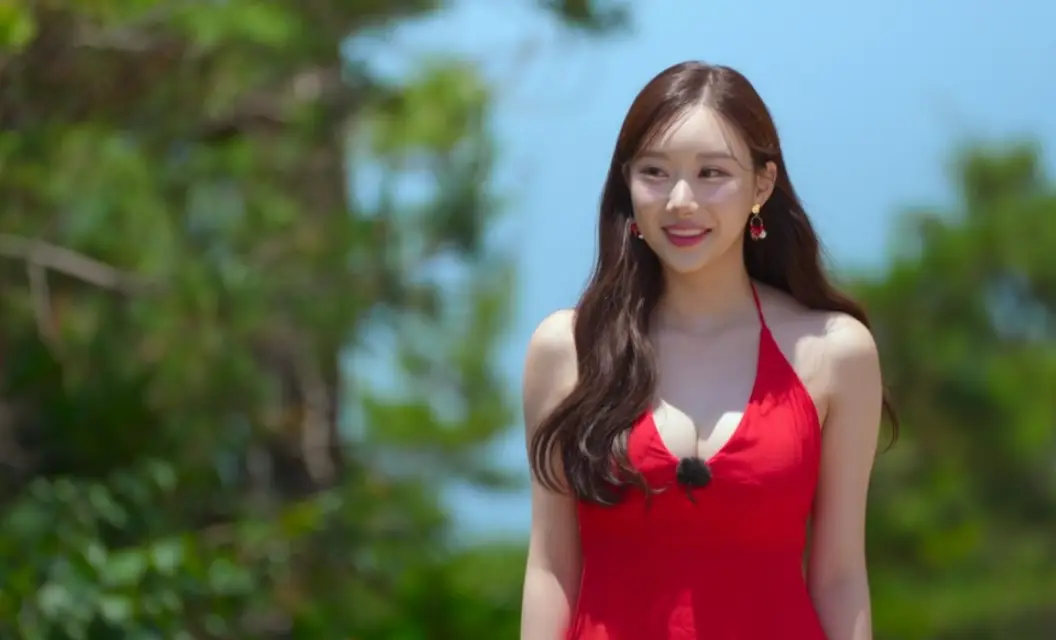 솔로지옥 3 -
긴 웨이브 머리를 풀고 빨간 귀걸이에 빨간 어깨 끈이 달린 가슴이 파인 원피스를 입고 환하게 웃고 있는 안민영