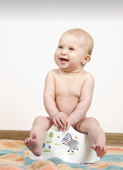 변기에 앉아있는 아기사진