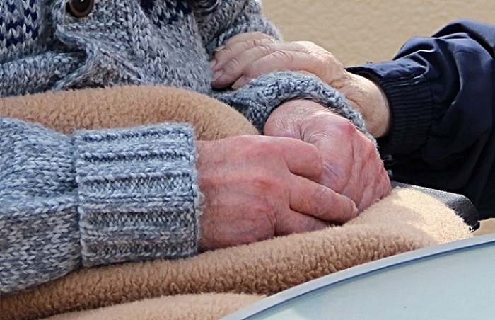 노인 손잡고 있는 모습