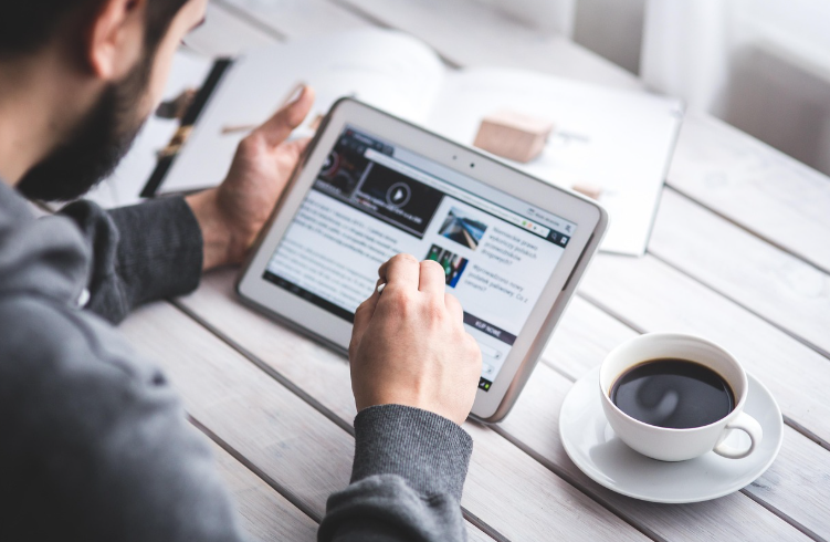 블로깅하는 남자 사진