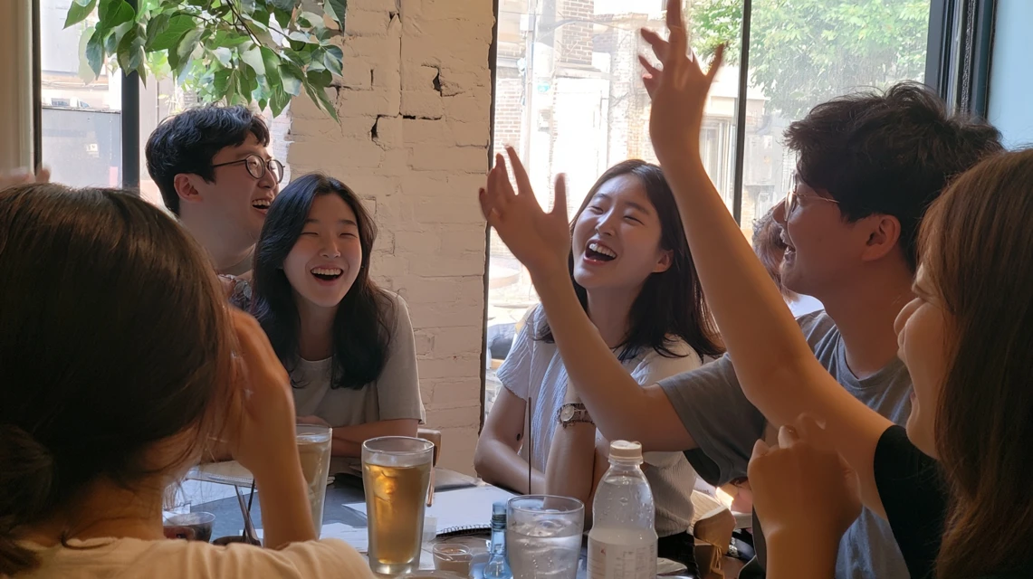 카페에서 편하게 웃는 동호회 회원들
