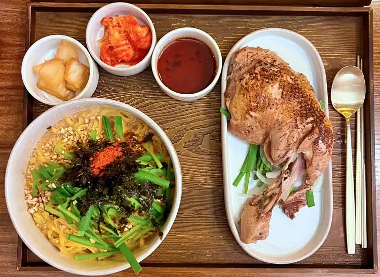 줄서는식당 한혜진 추천 옥수수면 부드러운 닭다리 살 조합 얼큰 우사골옥면, 들기름 비빔옥면, 닭무침, 냉옥면 맛있는 식당 강남구청 논현동 맛집 소개