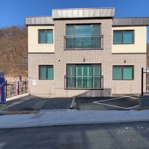 고양시 덕양구에 위치한, 동네가 조용하고 집이 넓어 가족들과 힐링하며 살수 있는 공간을 가지고 있는 집 입니다