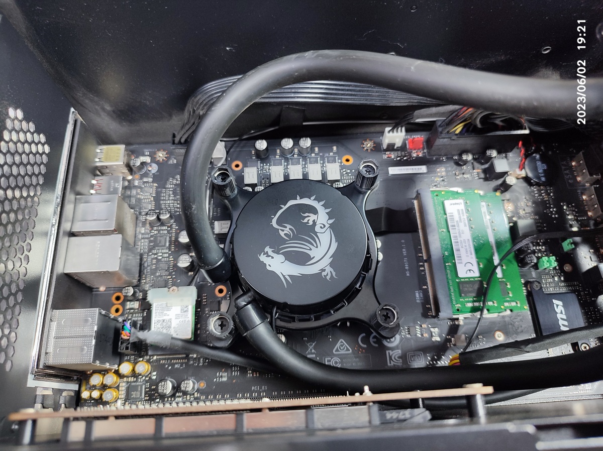 먼지 청소 후 수랭 쿨러 재조립 중