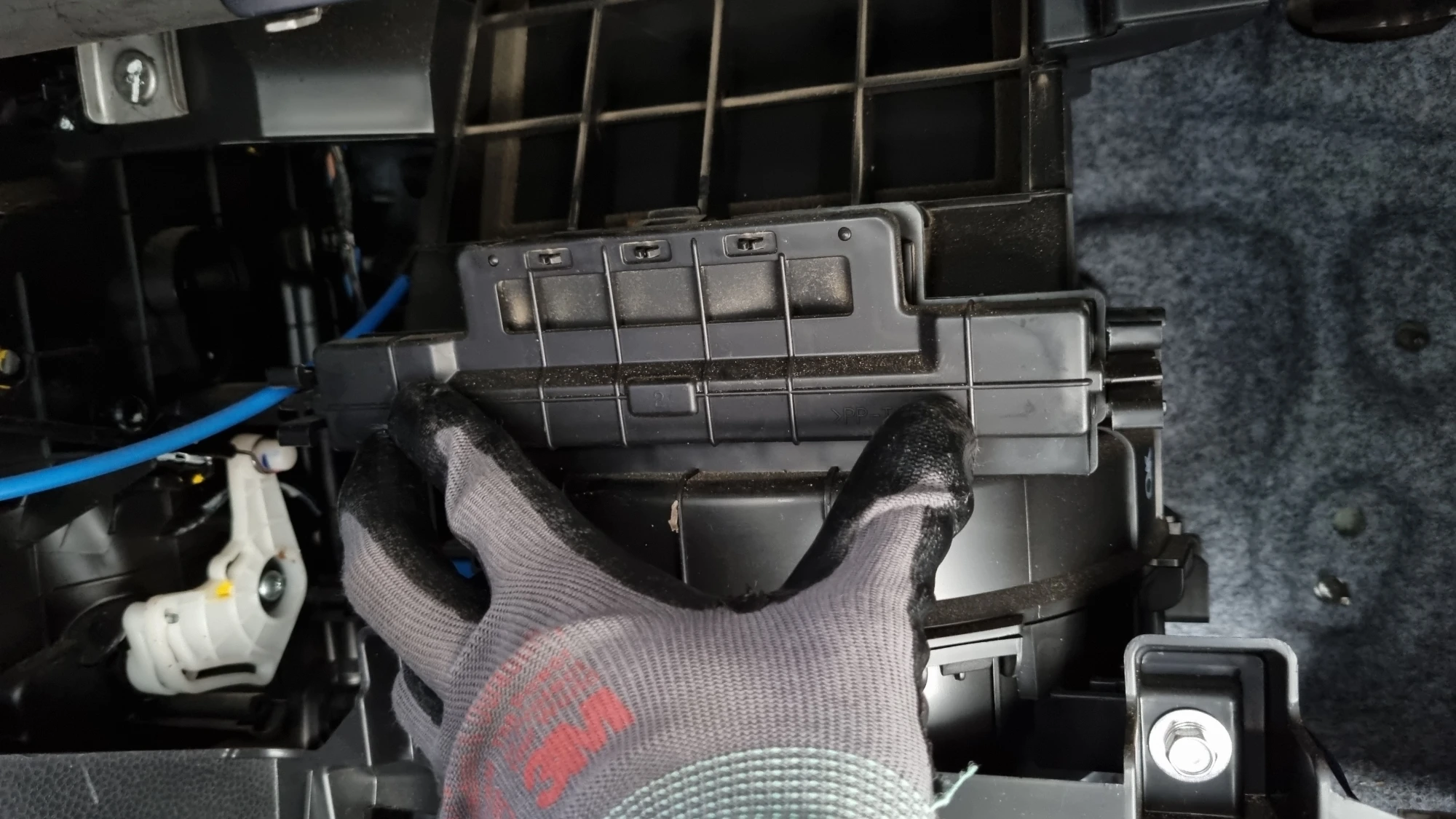 덮게 끼우는 모습