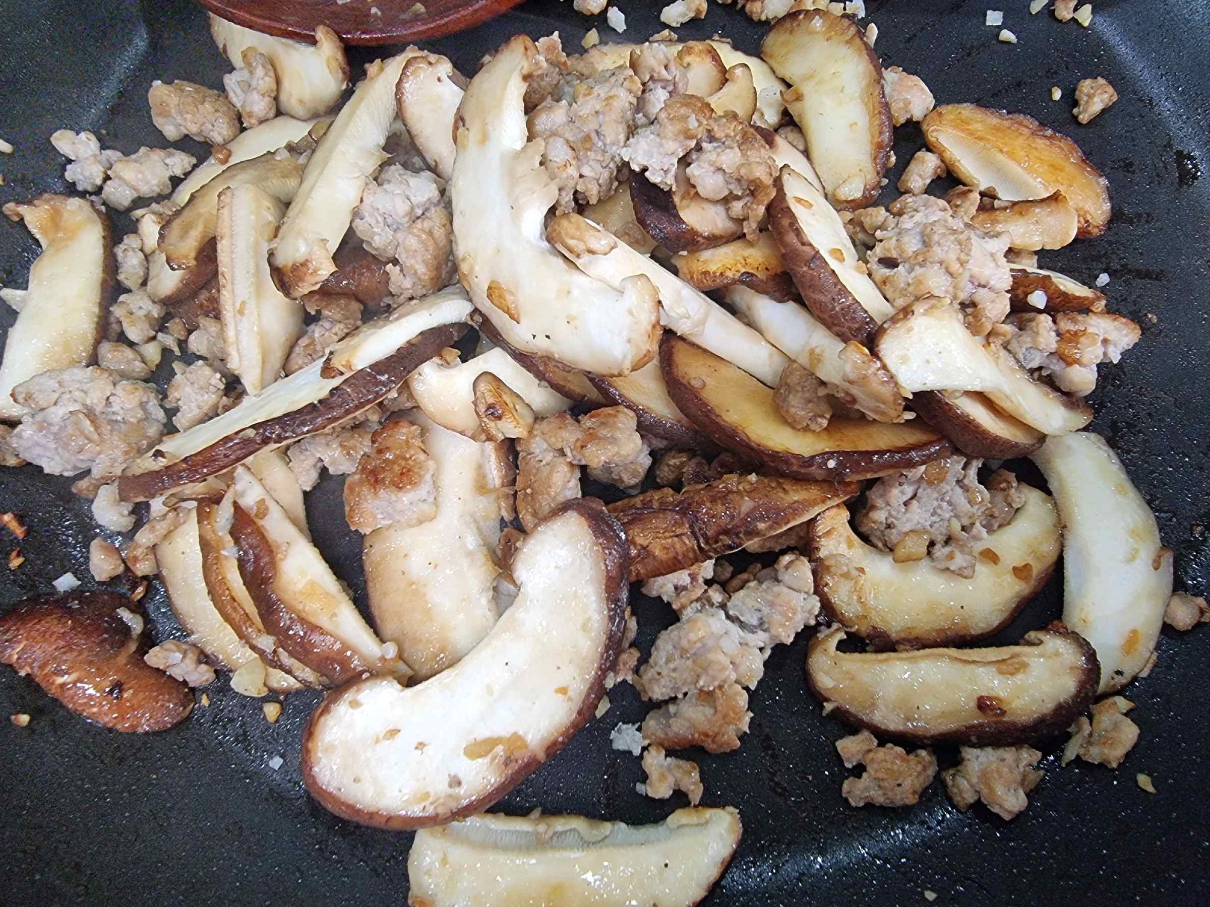 돼지고기와 표고버섯 따로 볶기