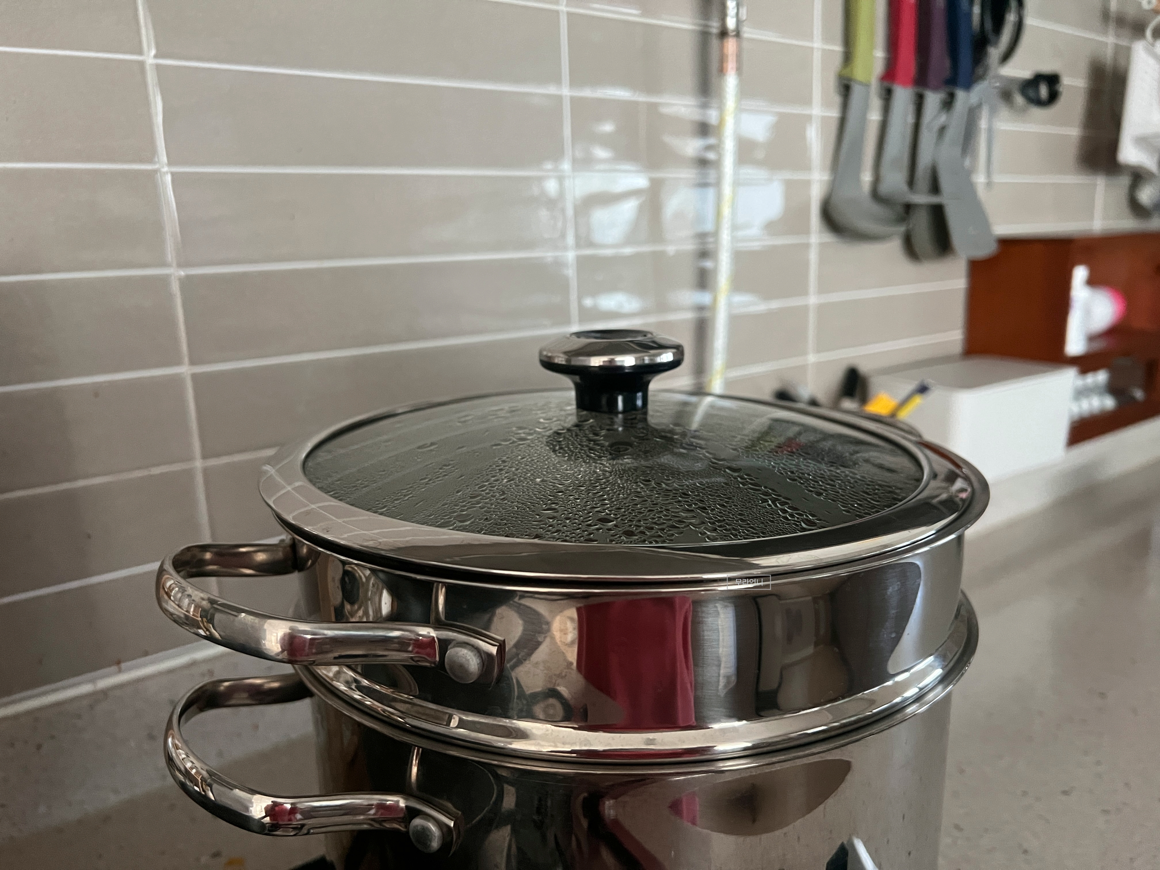 물에 담가 찌는 것보다 물이 안 닿게 쪄야 맛있어요