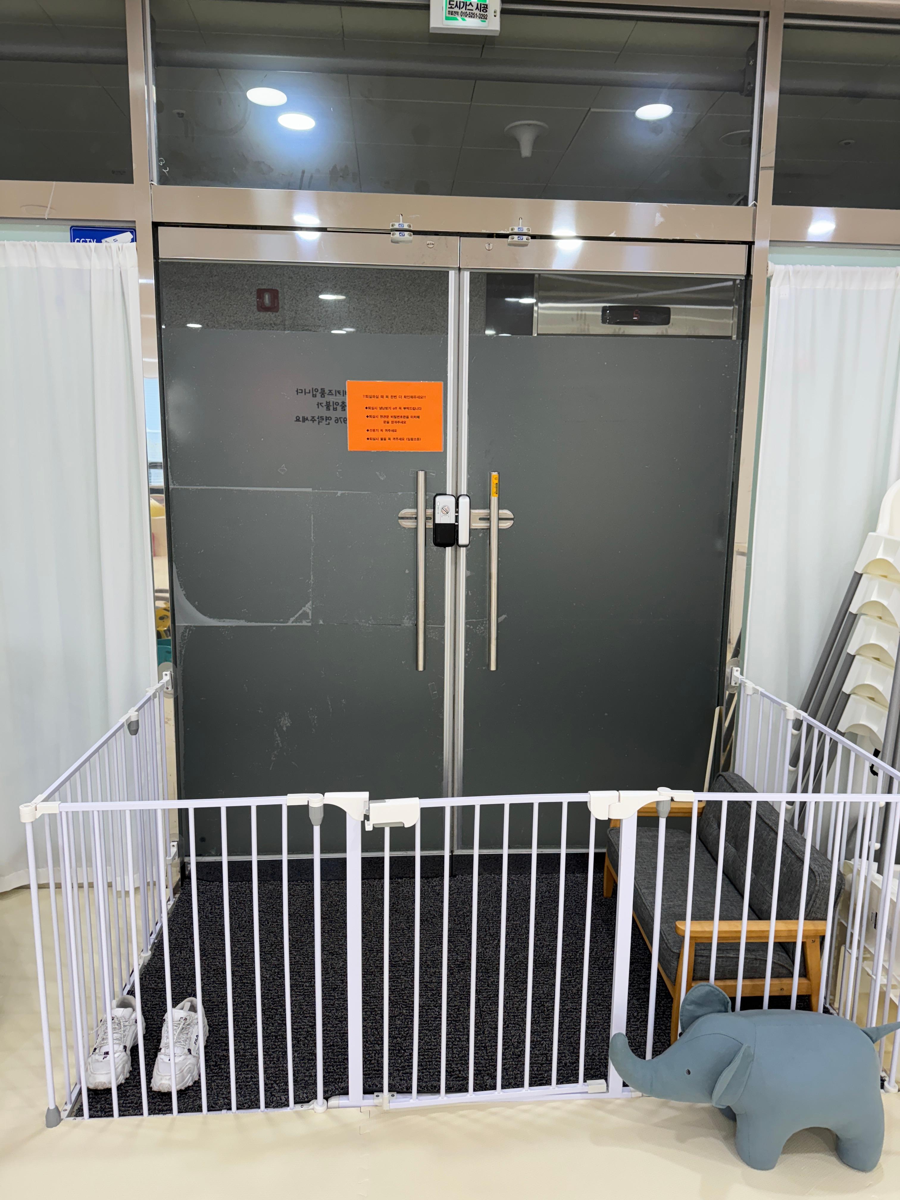 리틀베이비 실내에서 본 입구 사진