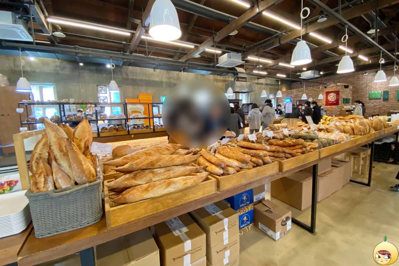 오월의 종 빵 진열대