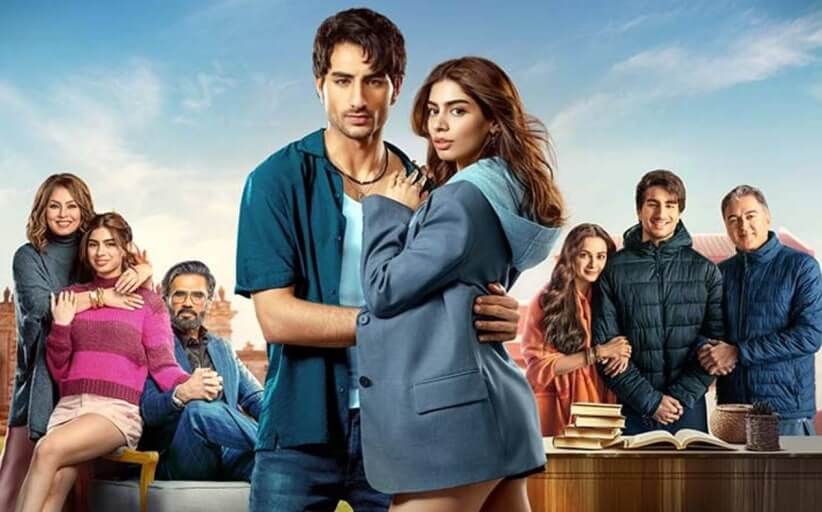 Nadaaniyan : 중심에는 주인공 젊은 남녀 커플이 서로를 껴안고 강렬한 시선을 보내고 있고, 주변에는 남녀 주인공의 가족들이 있음.