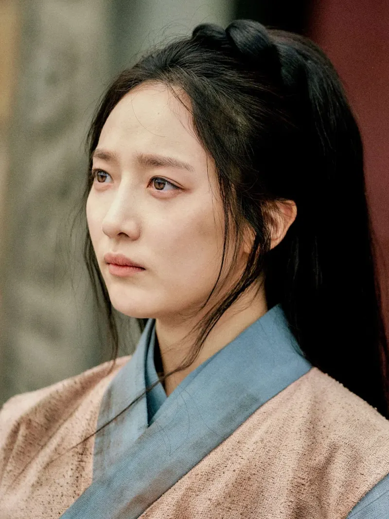 삼국시대 살구색 가야 복장을 하고 긴 검은 머리를 하고 있는 드라마 낮에 뜨는 달의 한리타 캐릭터