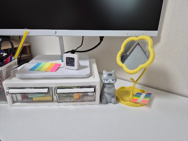 책상-위에-꽃모양-탁상용-거울