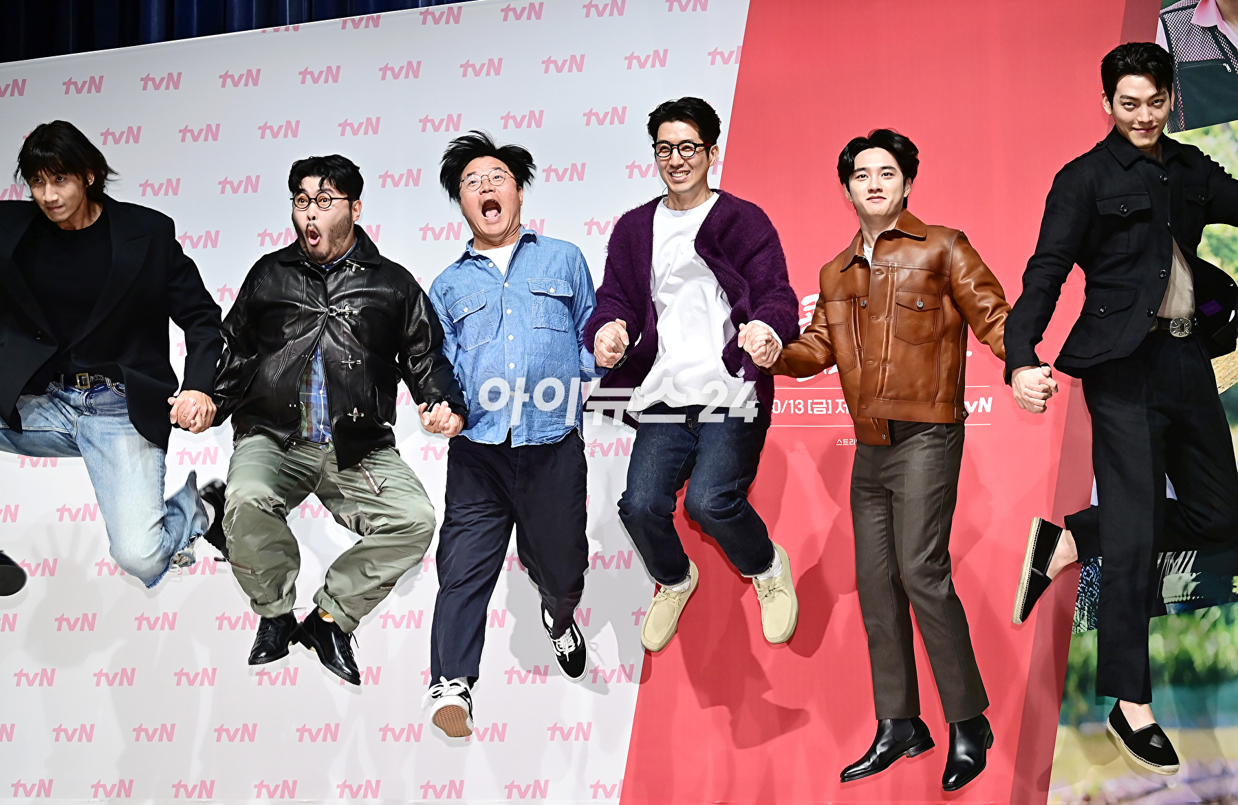 배우 이광수&#44; 김기방&#44; 나영석 PD&#44; 하무성 PD&#44; 도경수&#44; 김우빈이 11일 오후 서울 강남구 엘리에나 호텔에서 열린 tvN &#39;콩 심은 데 콩 나고 팥 심은 데 팥 난다&#39; 제작발표회에서 포토타임을 갖고 있다. [사진=곽영래 기자]