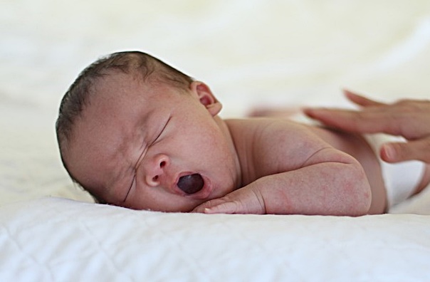 신생아 수면 패턴과 잘 자게 돕는 방법