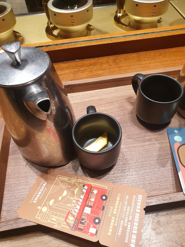 컵안에 오렌지 껍질이 눈에 띈다.