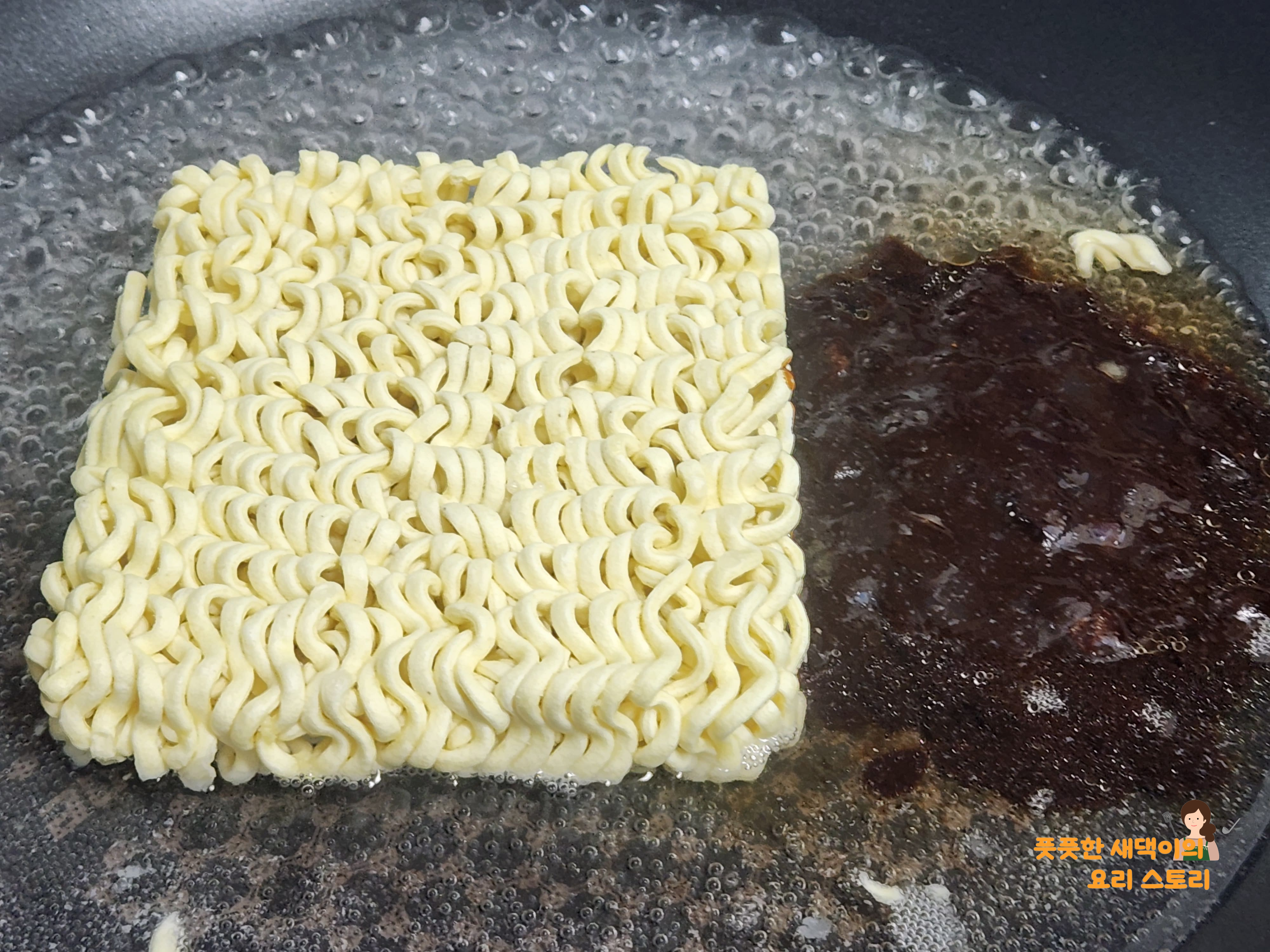 물 끓으면 면&#44; 소스 넣기