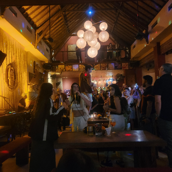 음악에 함께 춤을 추는 사람들