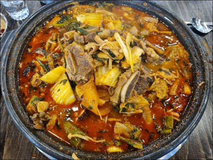 갈비곱창전골이-푸짐하게-냄비에-담겨있다.