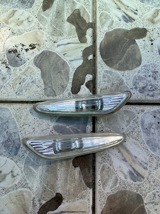 복원제 도포 후 하루 지난 사이드 마커의 투명하게 복원된 모습