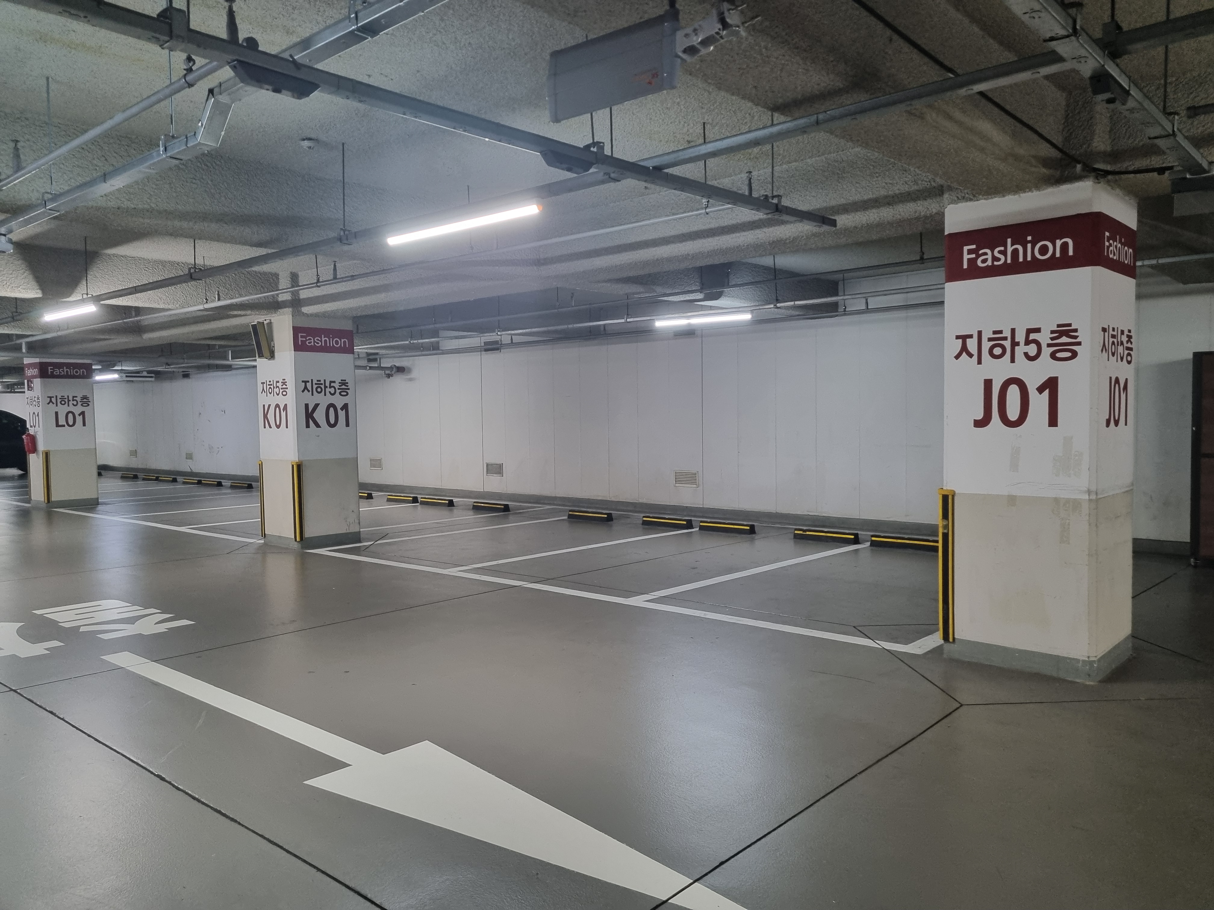 가든파이브 패션관 지하 5층 주차장과 영어와 번호가 적혀있는 기둥