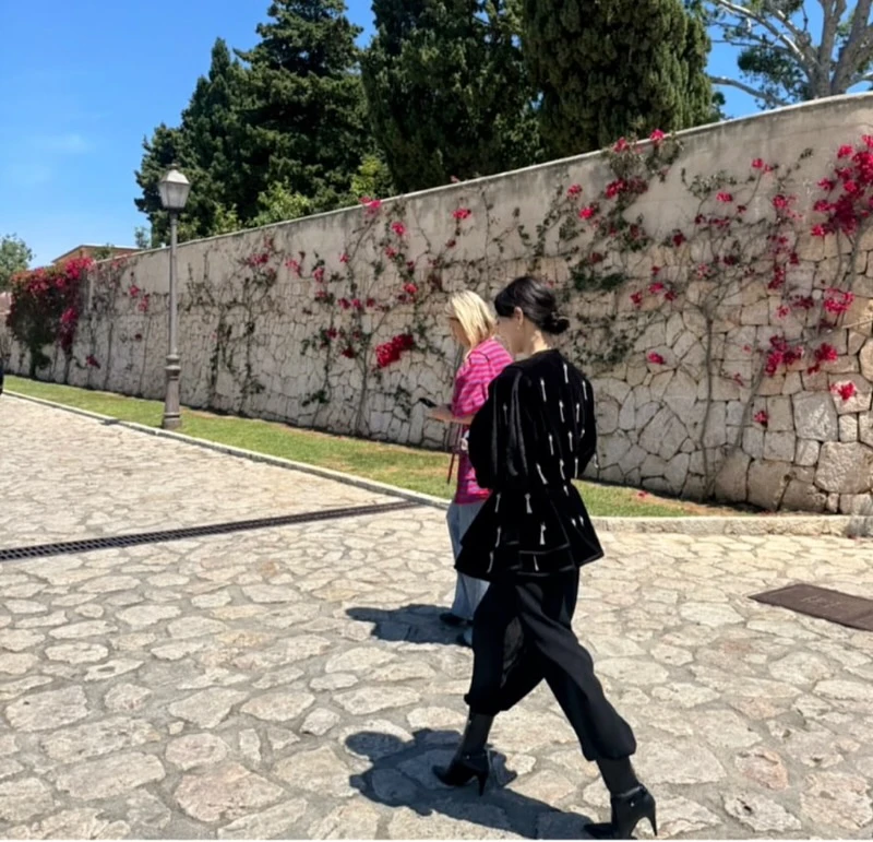 신민아, 루이비통, 신민아 루이비통, 신민아 패션, 신민아 드레스, 루이비통 앰버서더, 루이비통 하이 주얼리, 셀럽 패션, 셀럽 스타일, 마드리드 패션쇼, 실버 드레스, 시퀸 드레스, 연예인 공항패션