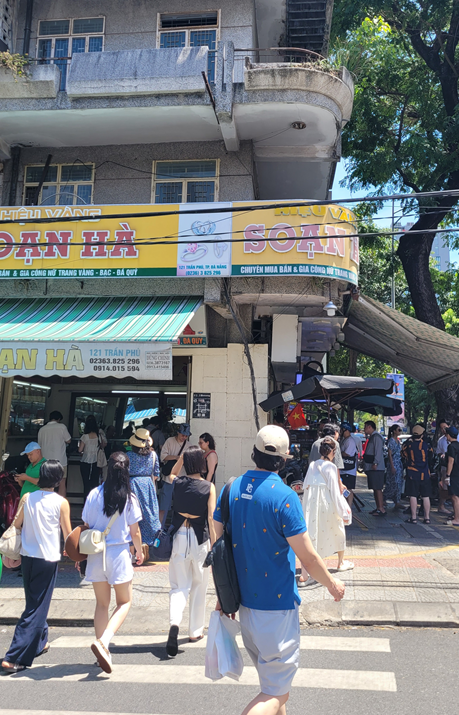 다낭-환전-얼마나-해야할지-환전소-줄서기-보여주는-사진