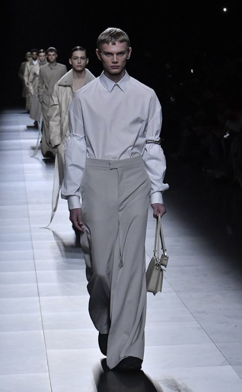 블루톤이 가미된 화이트 셔츠에 그레이 슬랙스를 매치한 고급스러운 코디이다.
패션쇼에서 선보인 코디 중 하나.