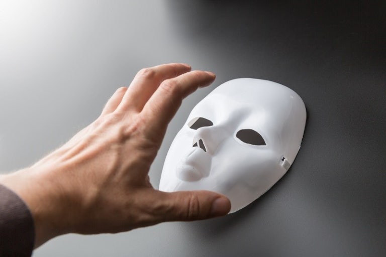 사이코패스의 상징처럼 보이는 가면 이미지
