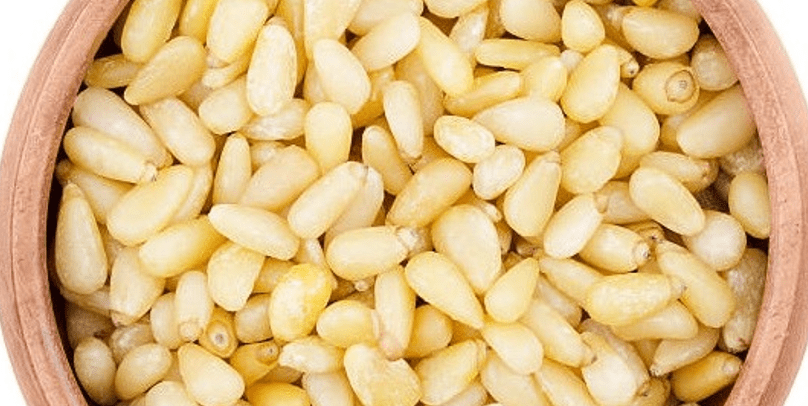 그릇에 담겨 있는 잣