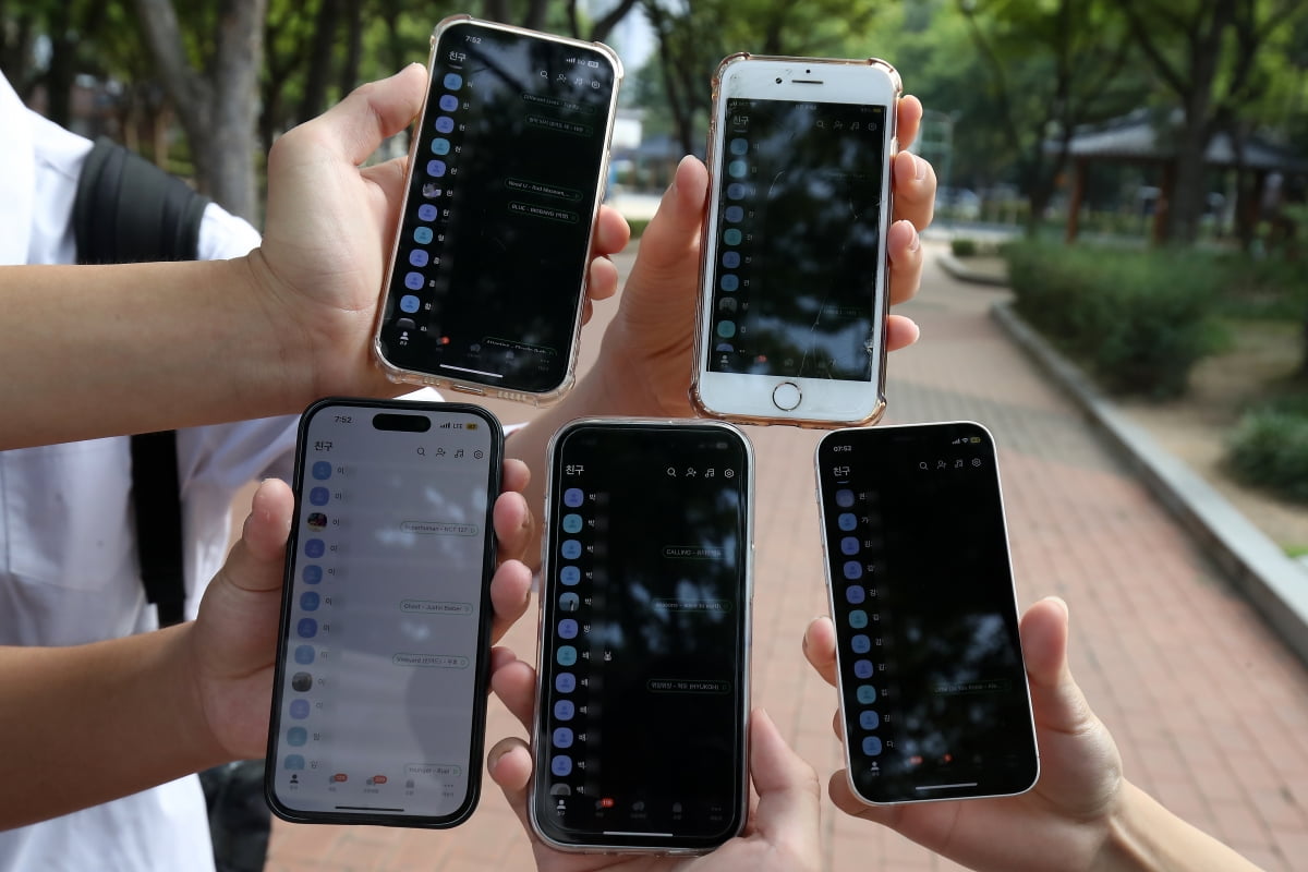 대구의 한 고등학교 앞에서 등굣길 학생들이 프로필 사진(프사)이 대부분 삭제된 카카오톡 친구목록을 보여주고 있다.