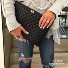 찥어진-청바지를-입고-명품가방을-들고손에는-반지를-끼고있는-남자