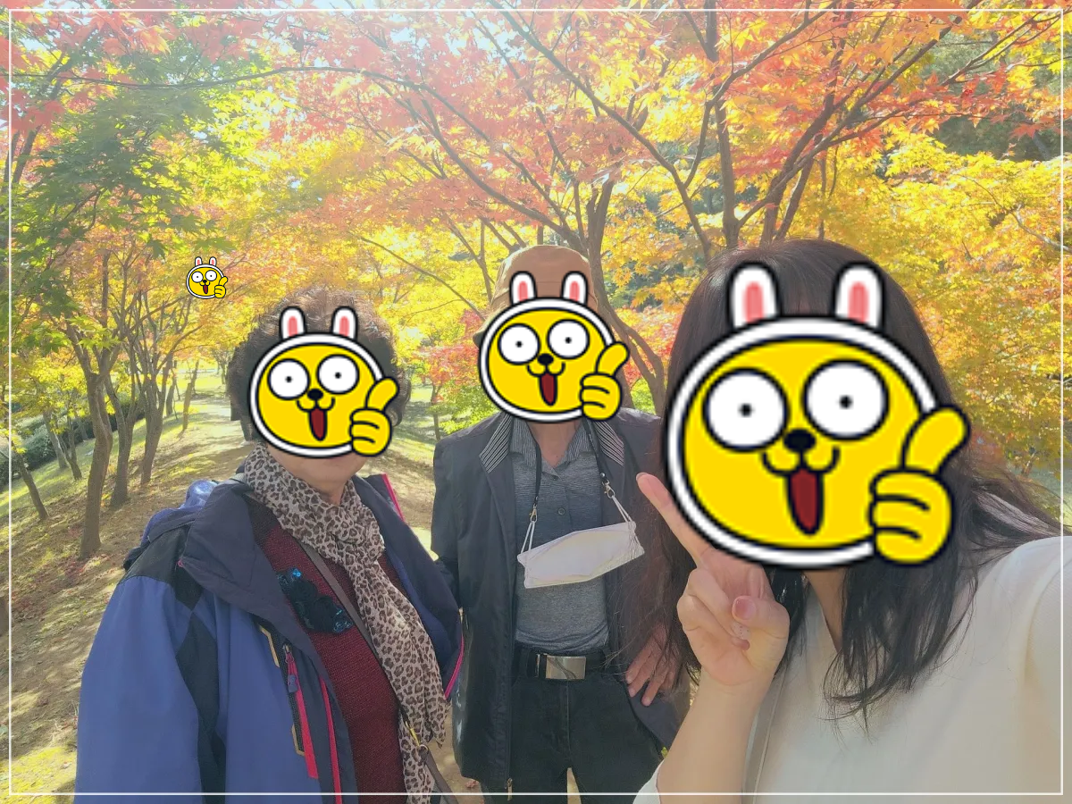 단풍길_햇살_사람3명