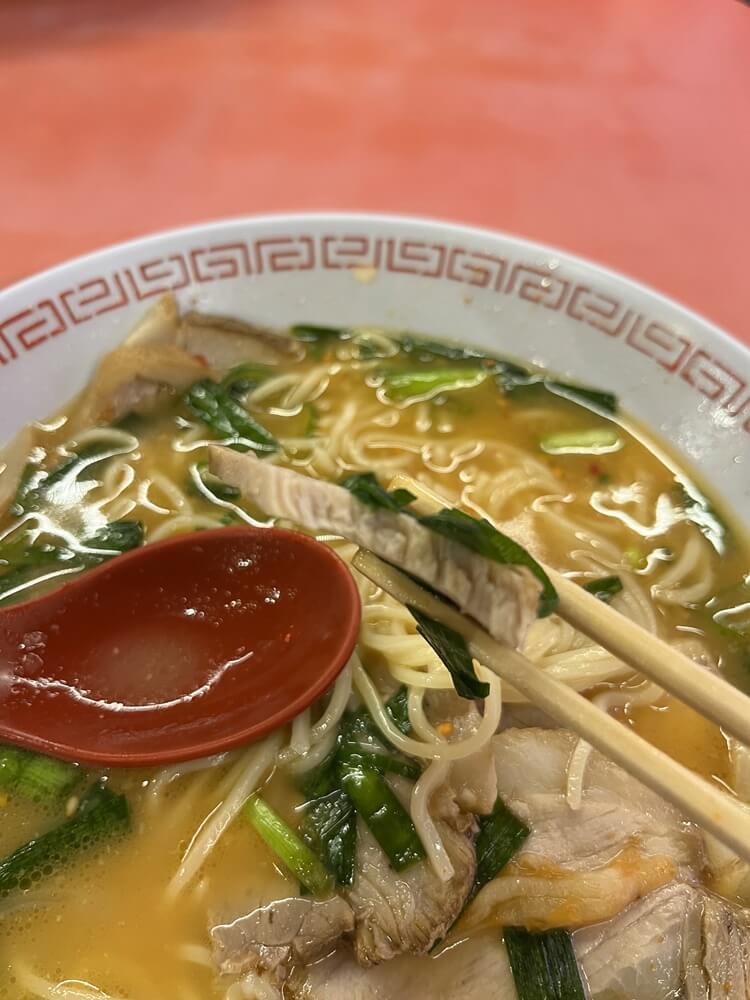 차슈 베어물은 모습