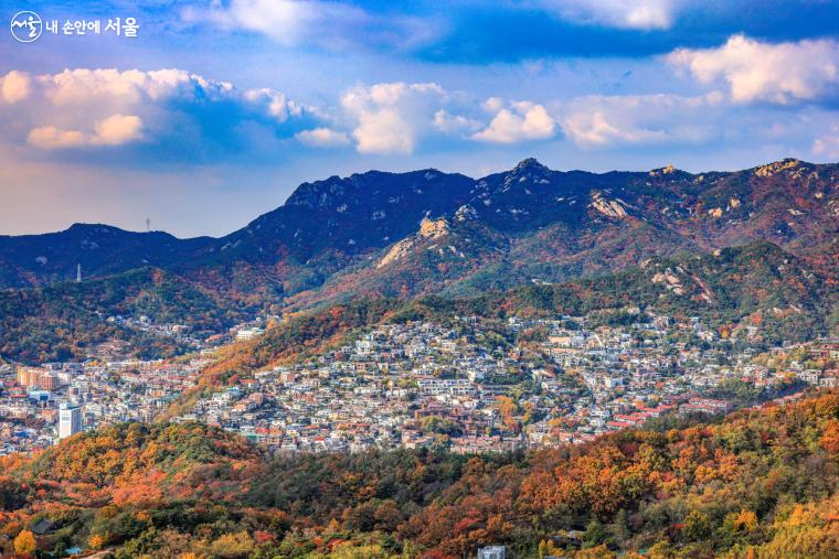 북악산 정상에서 바라본 서울 도심 전경. 서울이 한눈에 내려다보이는 멋진 전망 명소다.