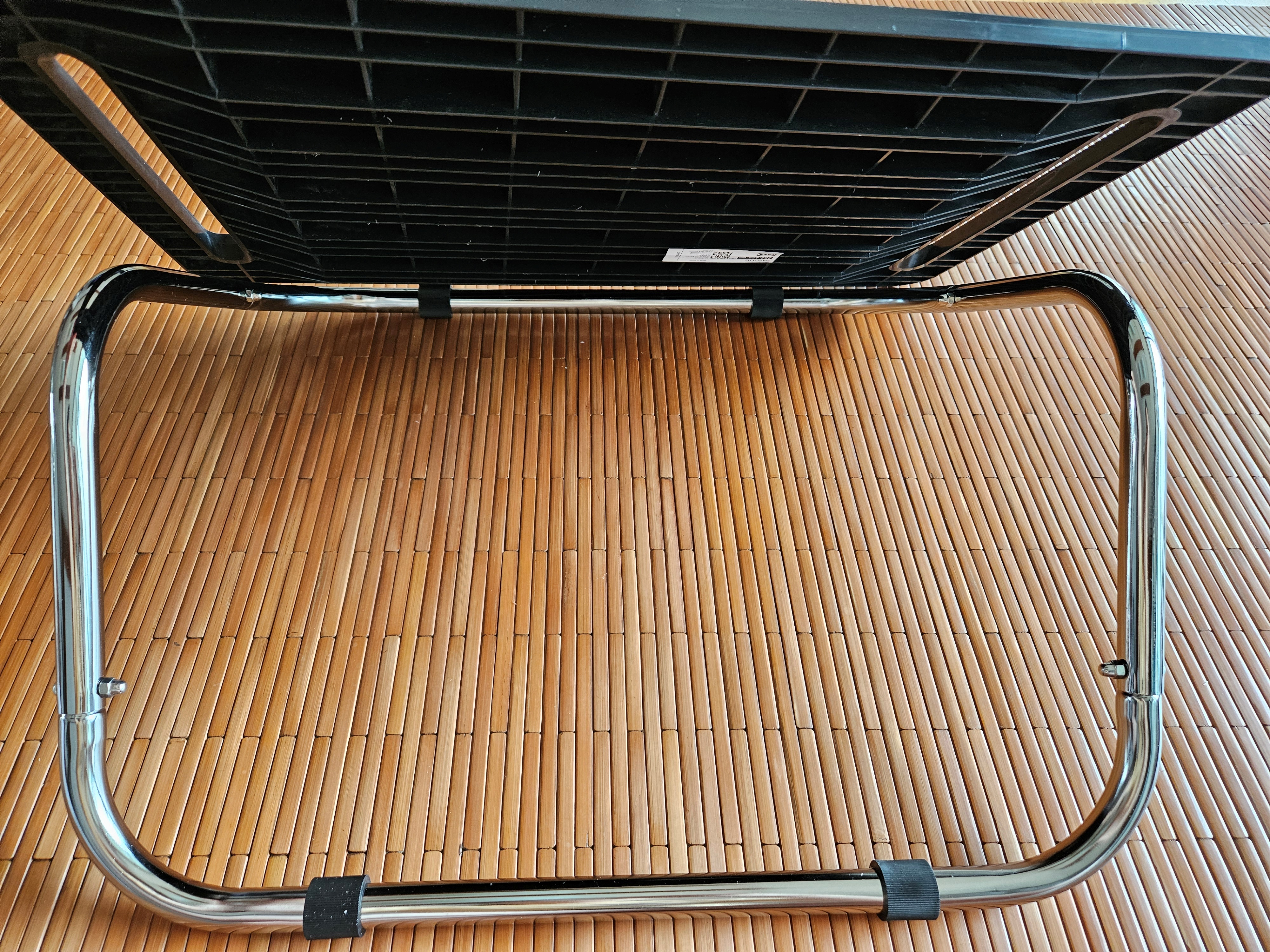 이케아-발판-지지대-위에-검정판-올리기