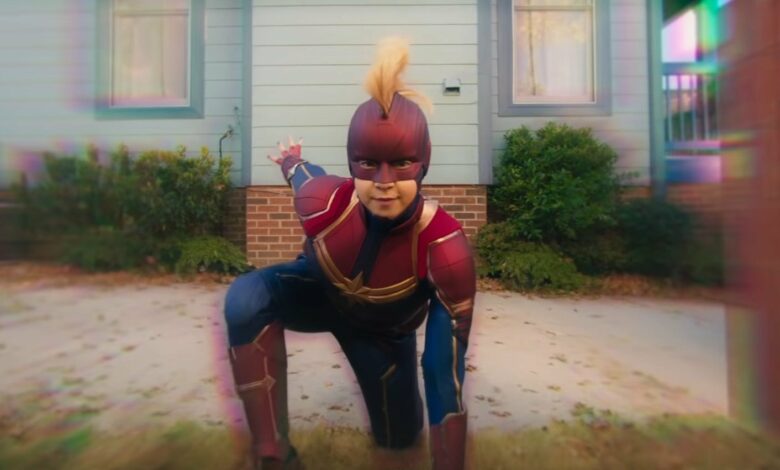 캡틴마블 슈트를 입고 착지하는 여자아이의 모습