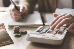 계산기를 가지고 세금을 계산하는모습