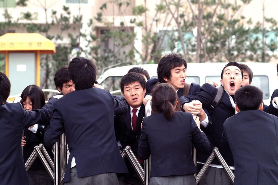 웃음과 권력의 경계, 교실과 조직의 충돌, 변화의 시작 &mdash; 영화 '투사부일체' 다시 보기