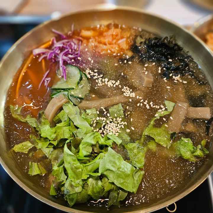 도토리묵사발-안에는-채썬-오이-상추-다진-김치-김가루-살얼음이있다-acorn-cold-soup-with-minced-kimchi-and-sliced-cucumber-with-seaweed-flakes-and-lettuce.