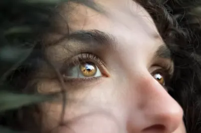 어딘가를 쳐다보고 있는 여자