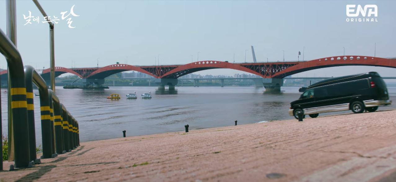 낮에뜨는달_1회