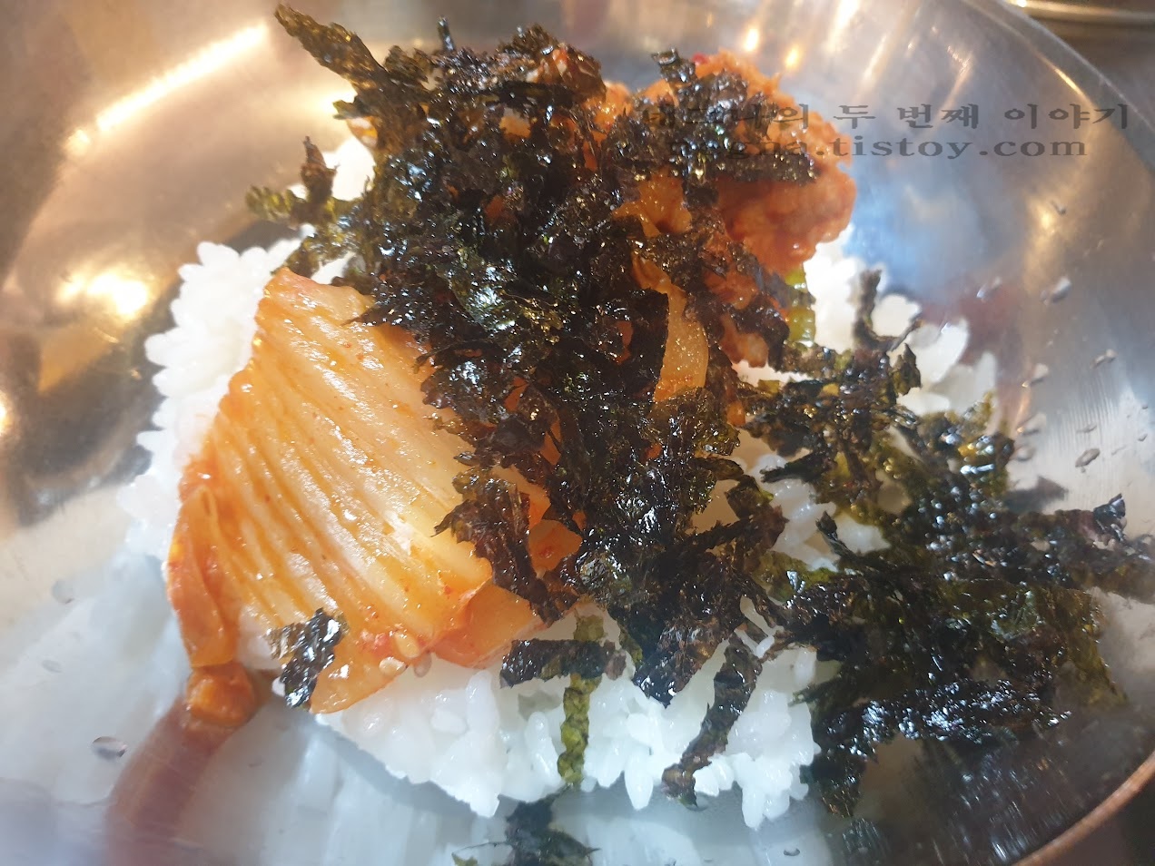 밥에다 김치와 고기를 얻어서.