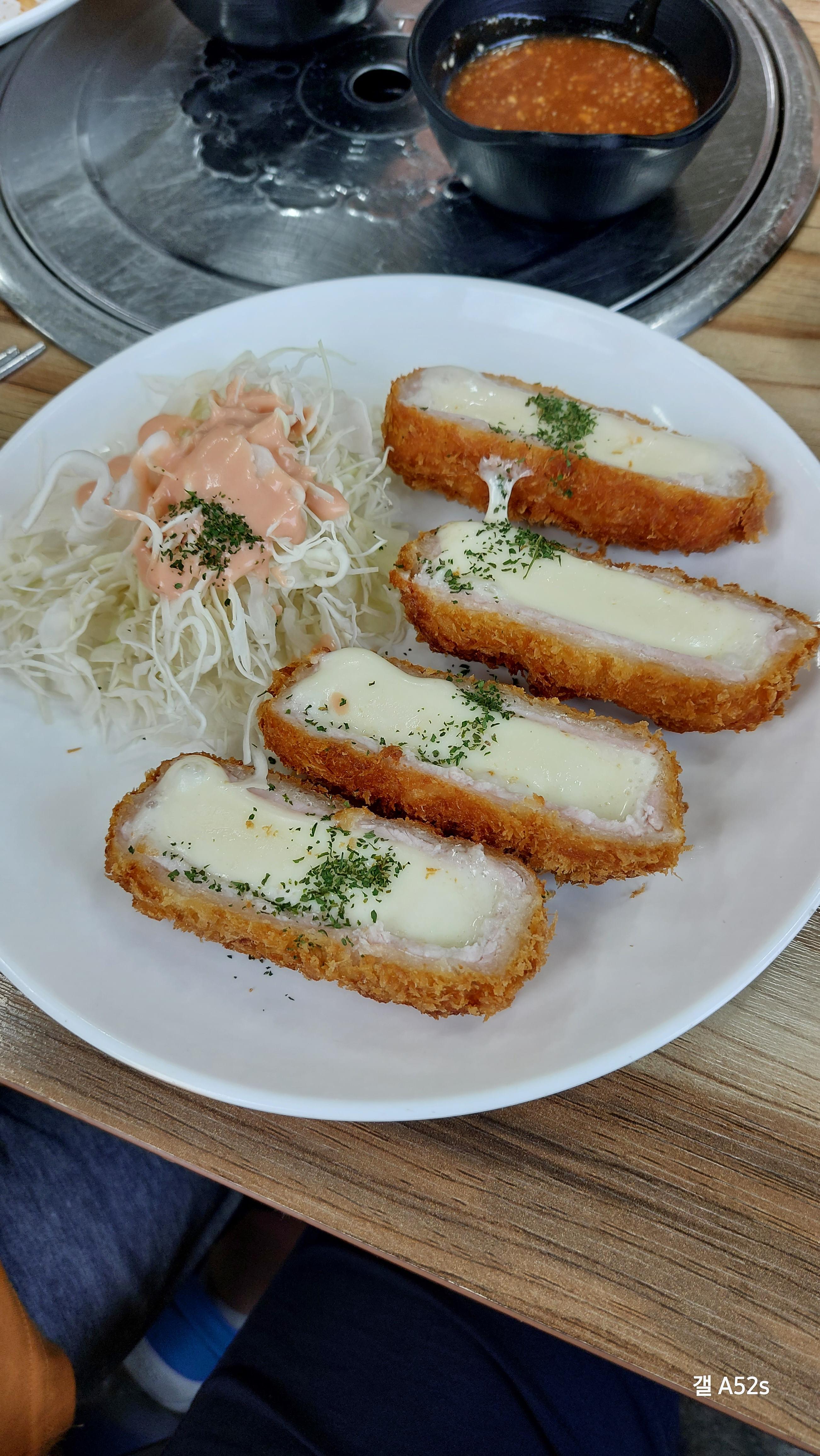 대전 유천동 맛집 돈까스상점 치즈돈까스 치즈가 정말 꽉차게 들어가있다.