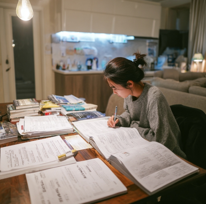 손해평가사 공부중인 여성