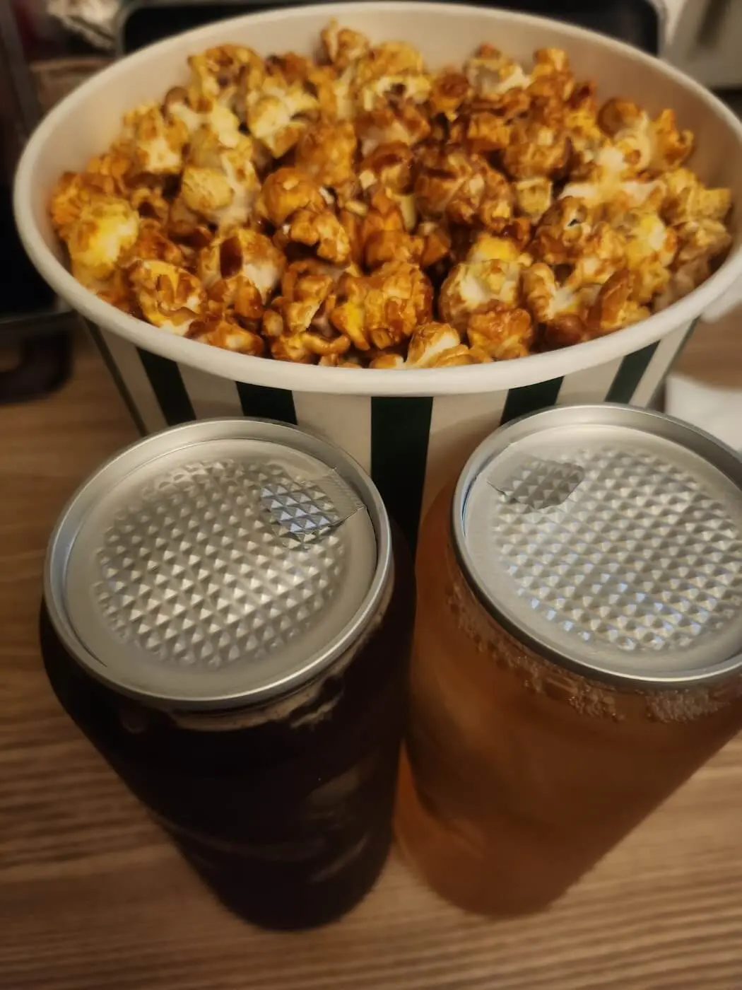 주문한 메뉴 사진 (커피, 팝콘)